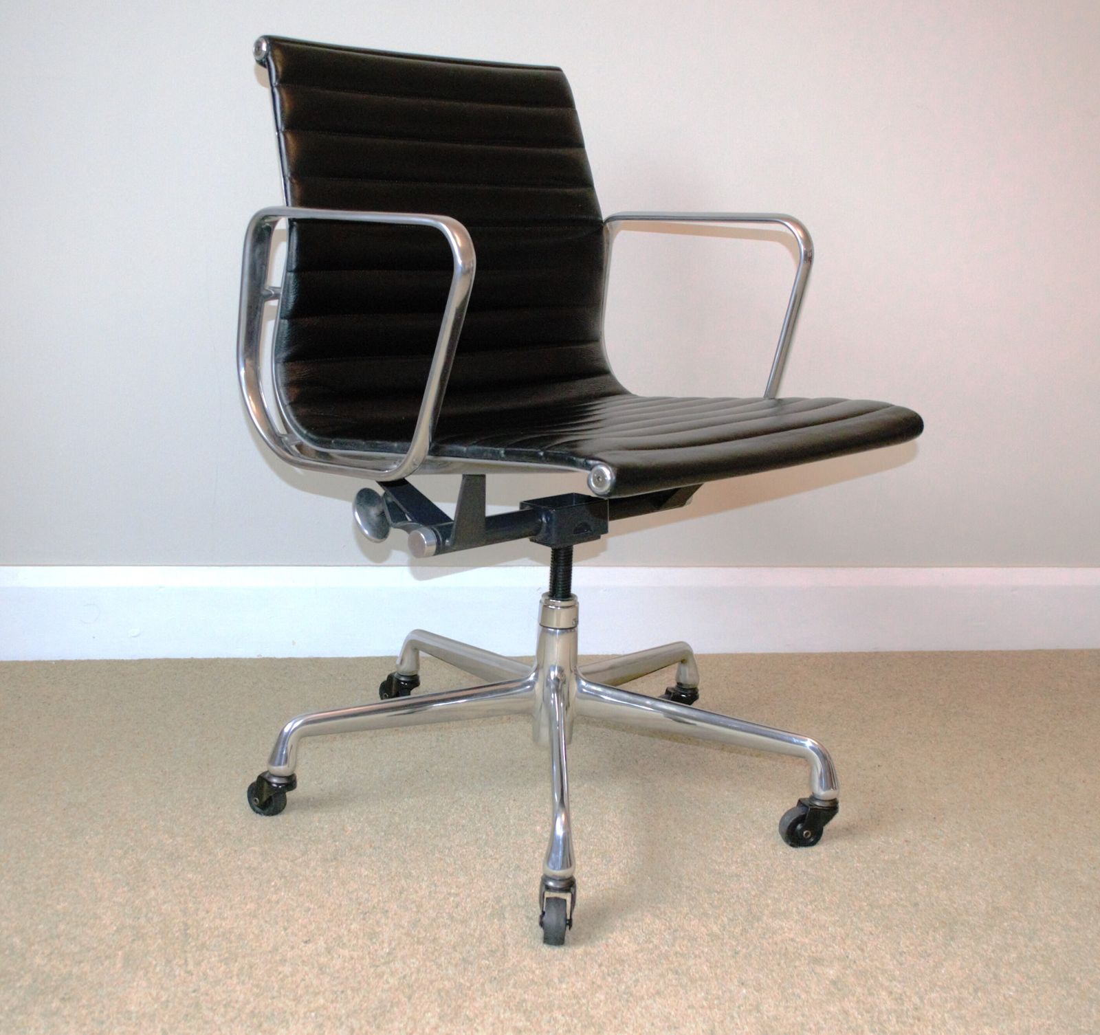 Restored Herman Miller Charles Eames Ea335 Aluminium Group Management Chair, Manual Screw Lift, Genuine Black Leather, Mint Condition photo 1194.99