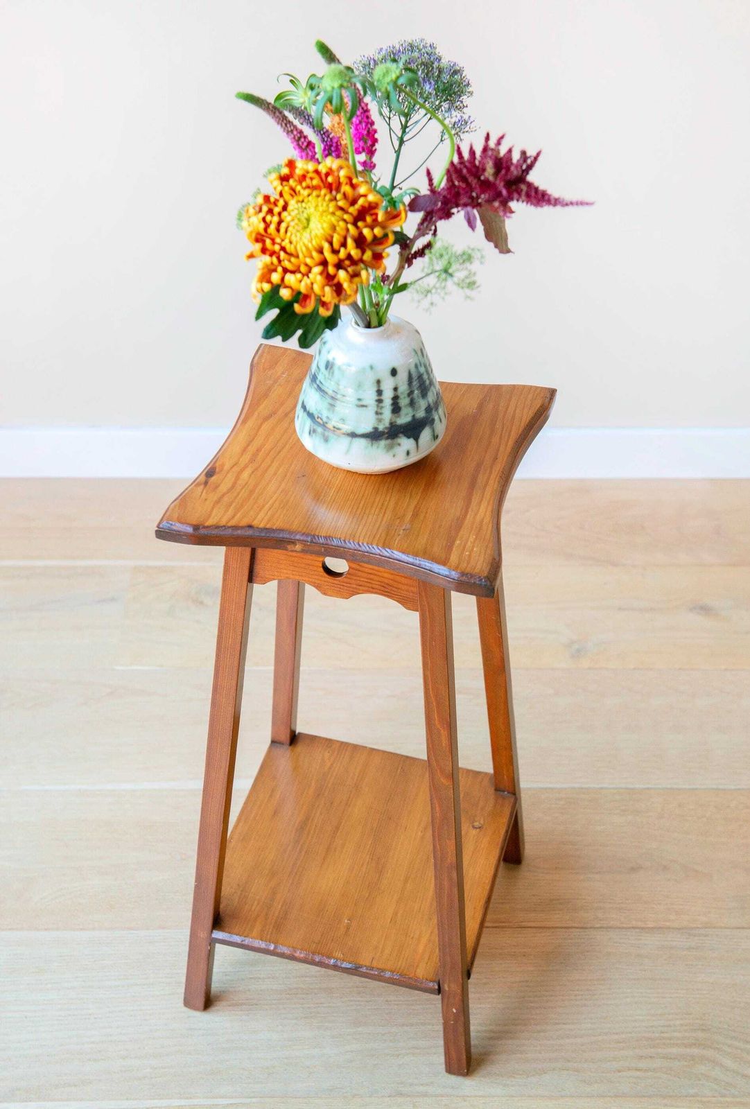 Art Deco Bijzettafel – Nederlandse étagèretafel – Antieke Houten Plantenstandaard – Salontafel – Rustieke Woondecoratie photo Meubels