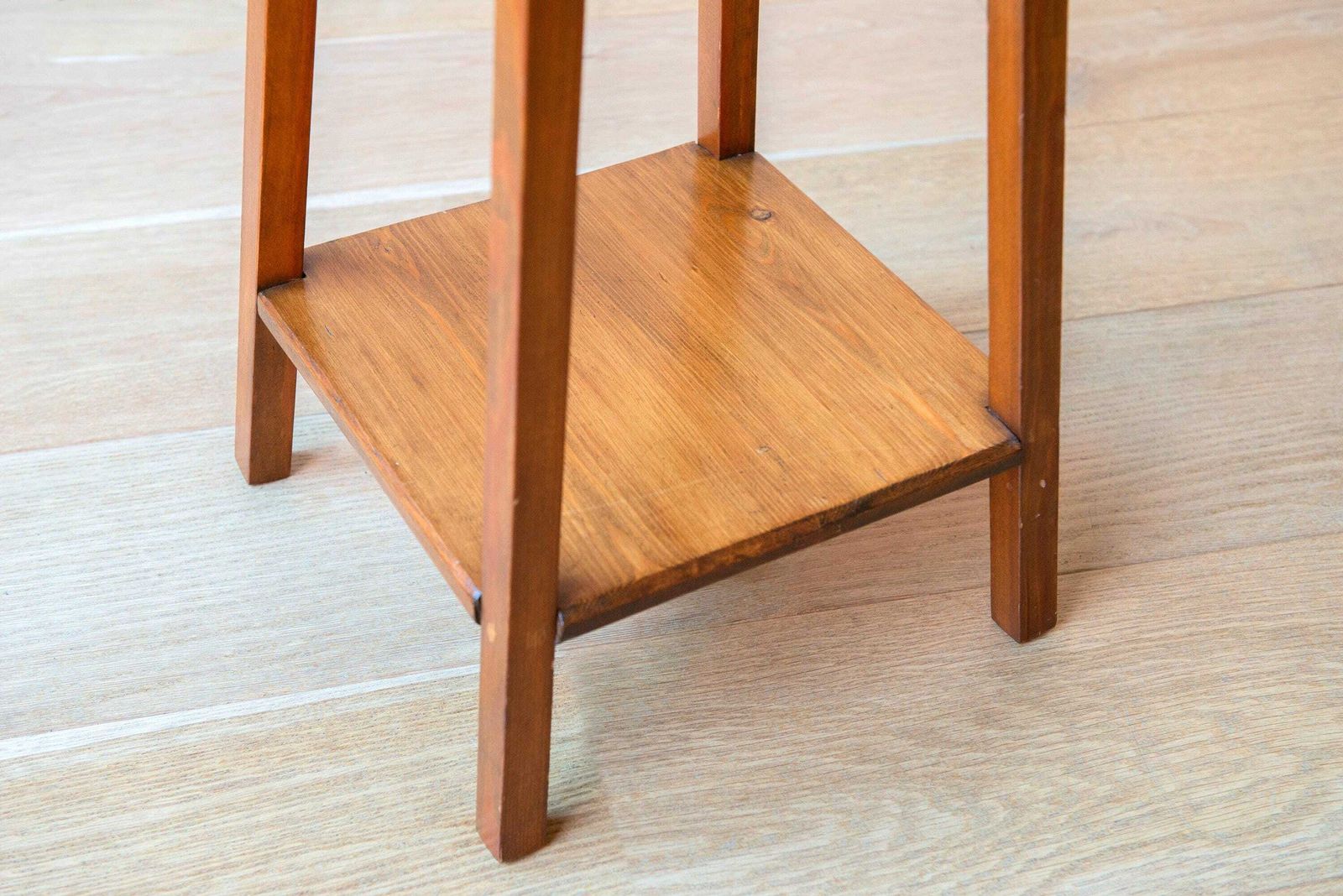 Art Deco Bijzettafel – Nederlandse étagèretafel – Antieke Houten Plantenstandaard – Salontafel – Rustieke Woondecoratie photo vintage