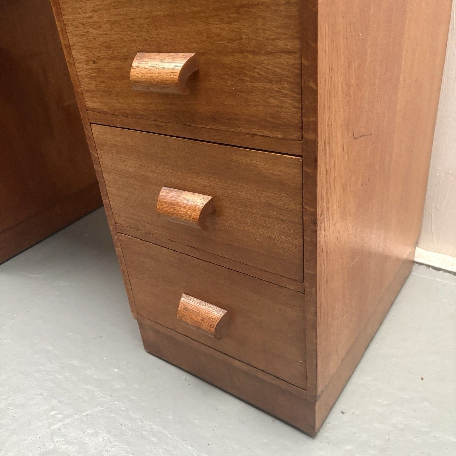 Late 1930s English Oak Art Deco Modernist Twin Pedestal Writing Desk photo vinterior
