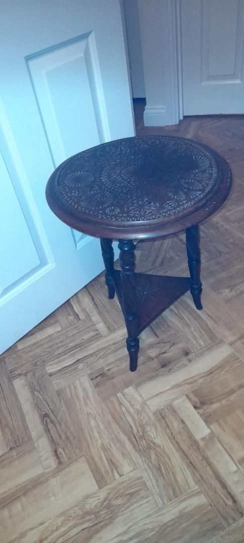 Antique Dark Wood 2 Tier Round Chip Carved Cricket Side Lamp Table Turned Legs