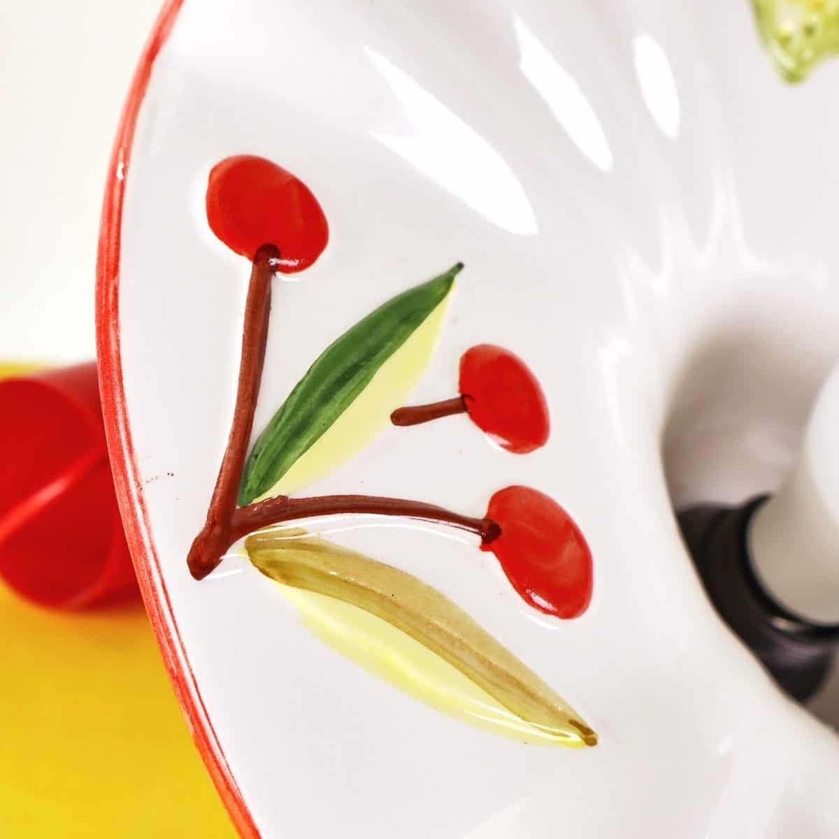 Vintage keramieken kroonluchter met fruitdecoratie photo Verlichting