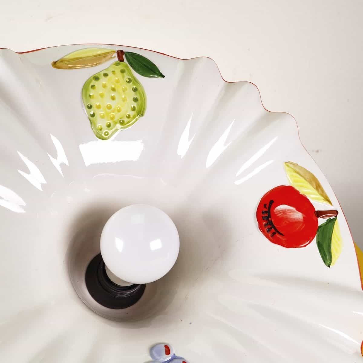 Vintage keramieken kroonluchter met fruitdecoratie photo vinterior