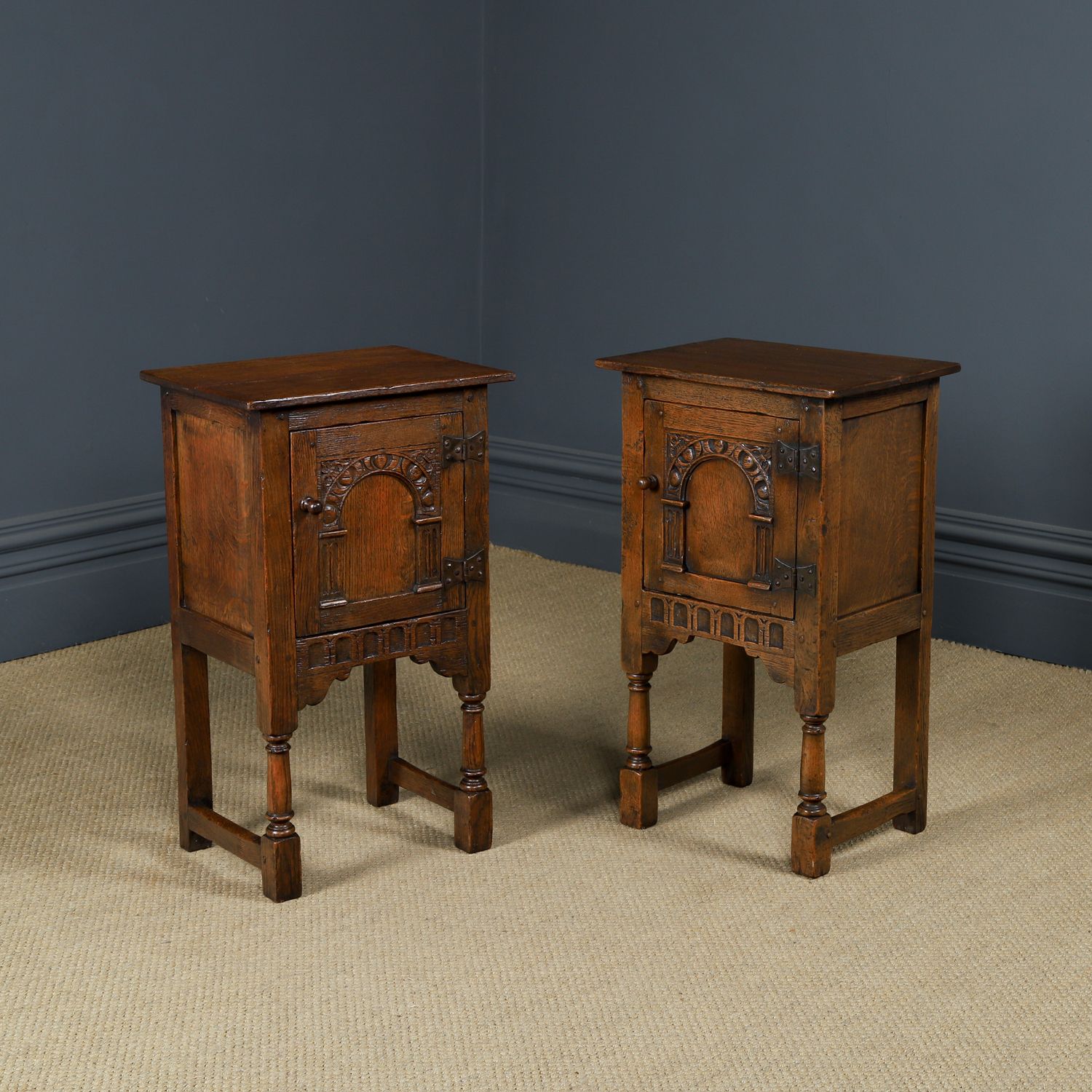 Vintage Pair Of English Old Charm 16th Century Style Tudor Oak Lamp / Sofa / Side / Bedsides Tables (Circa 1950)