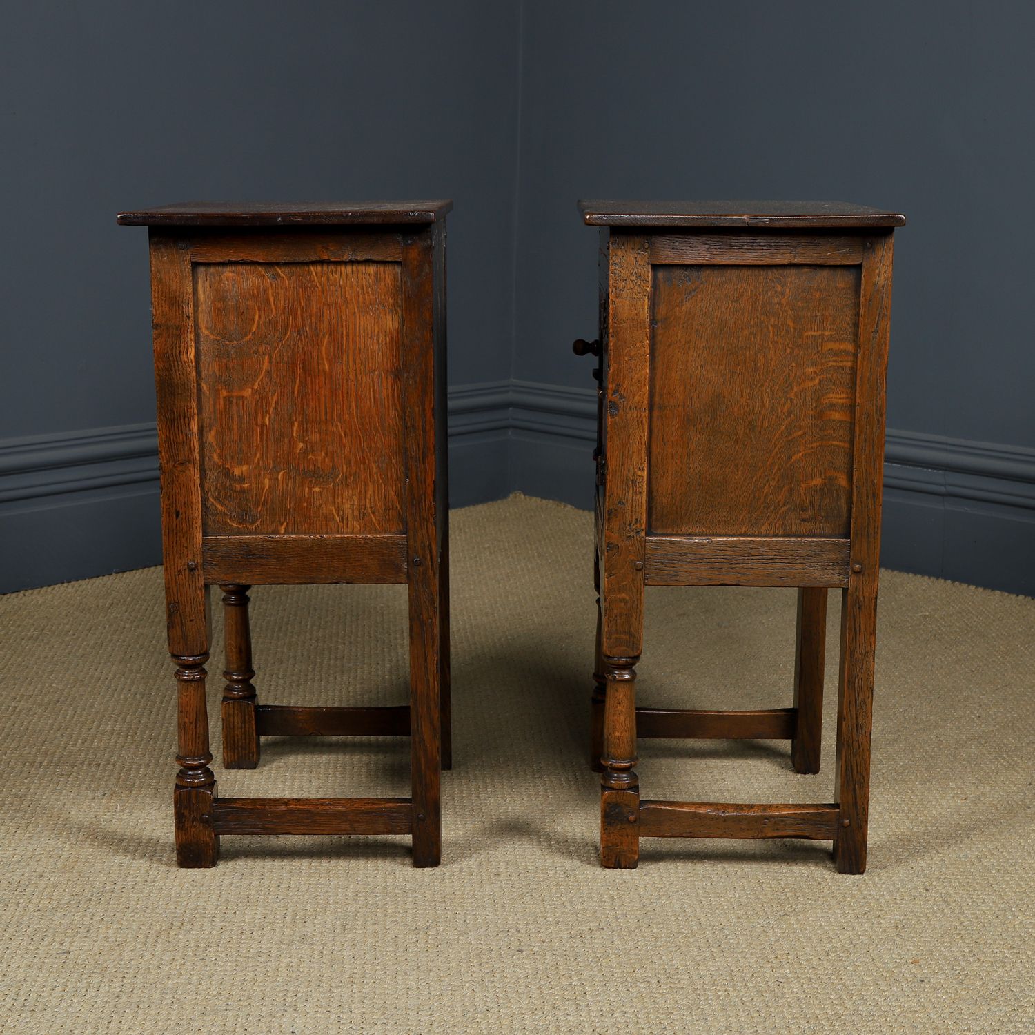photo furniture Vintage Pair Of English Old Charm 16th Century Style Tudor Oak Lamp / Sofa / Side / Bedsides Tables (Circa 1950)