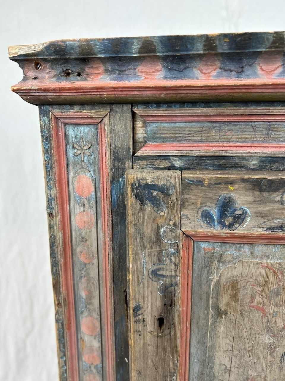 photo vinterior Antique Painted Swedish Wooden Wall Cupboard