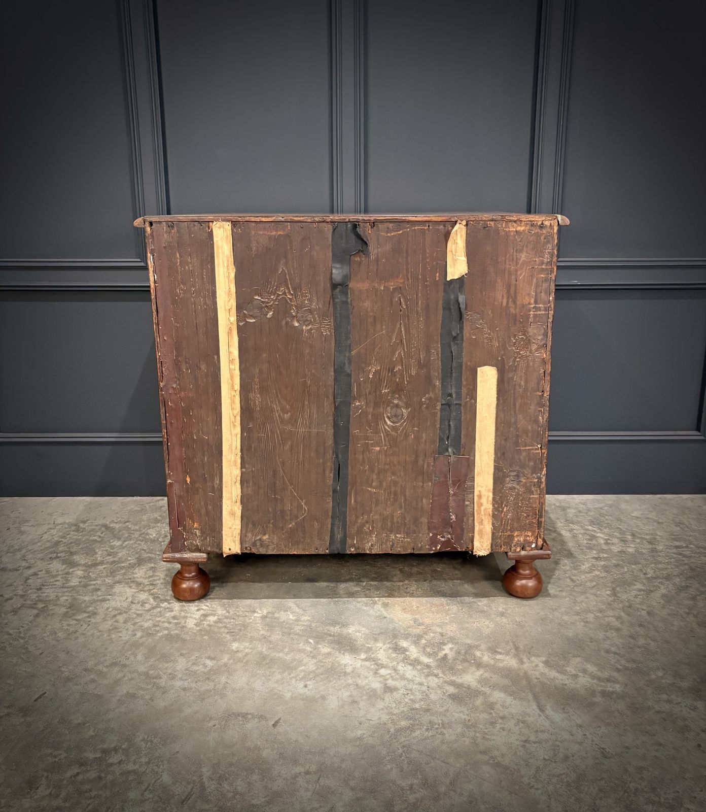 photo vintage Fine William & Mary Walnut Chest Of Drawers