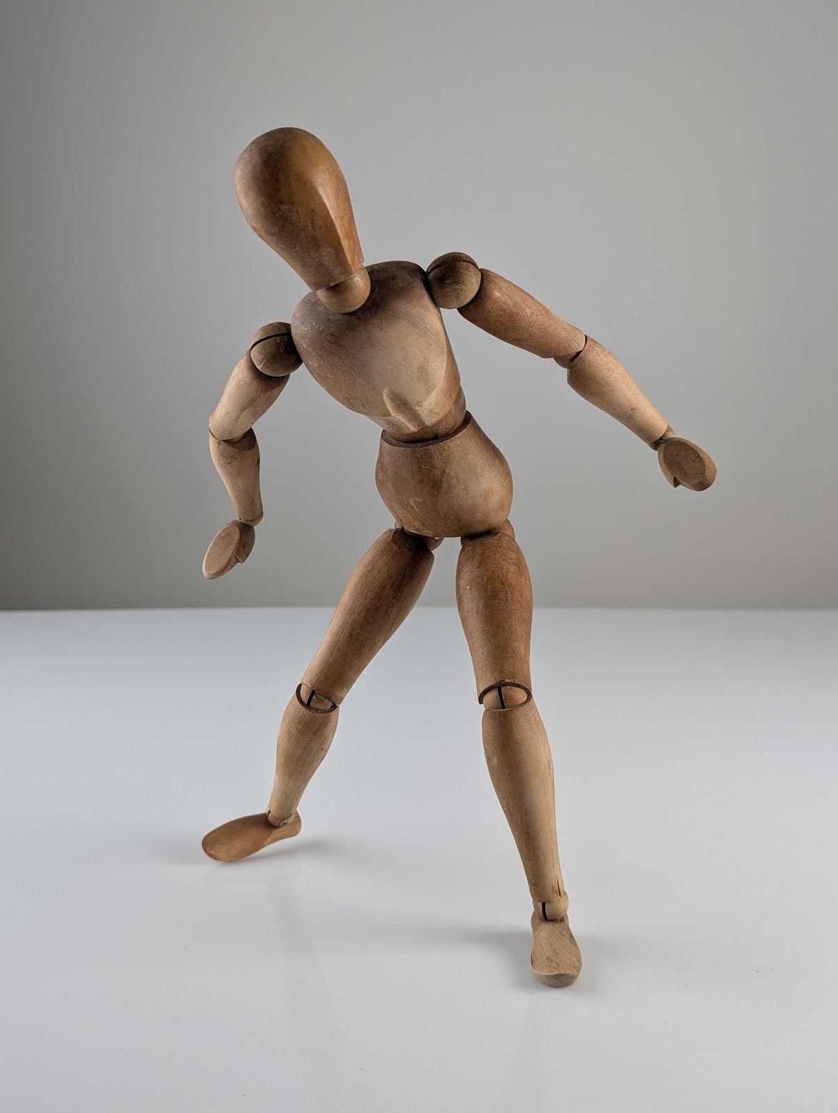 Maniquí De Artista Articulado De Madera Mid Century photo vinterior