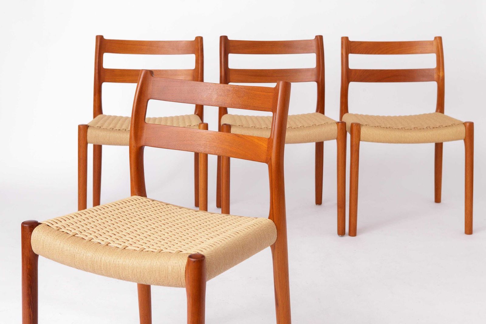 Set Van 4 Niels Otto Møller Model 84 Stoelen – Deens Teak & Papierkoord, Jaren 1970 | Vintage Mid Century Modern Eetkamerstoelen