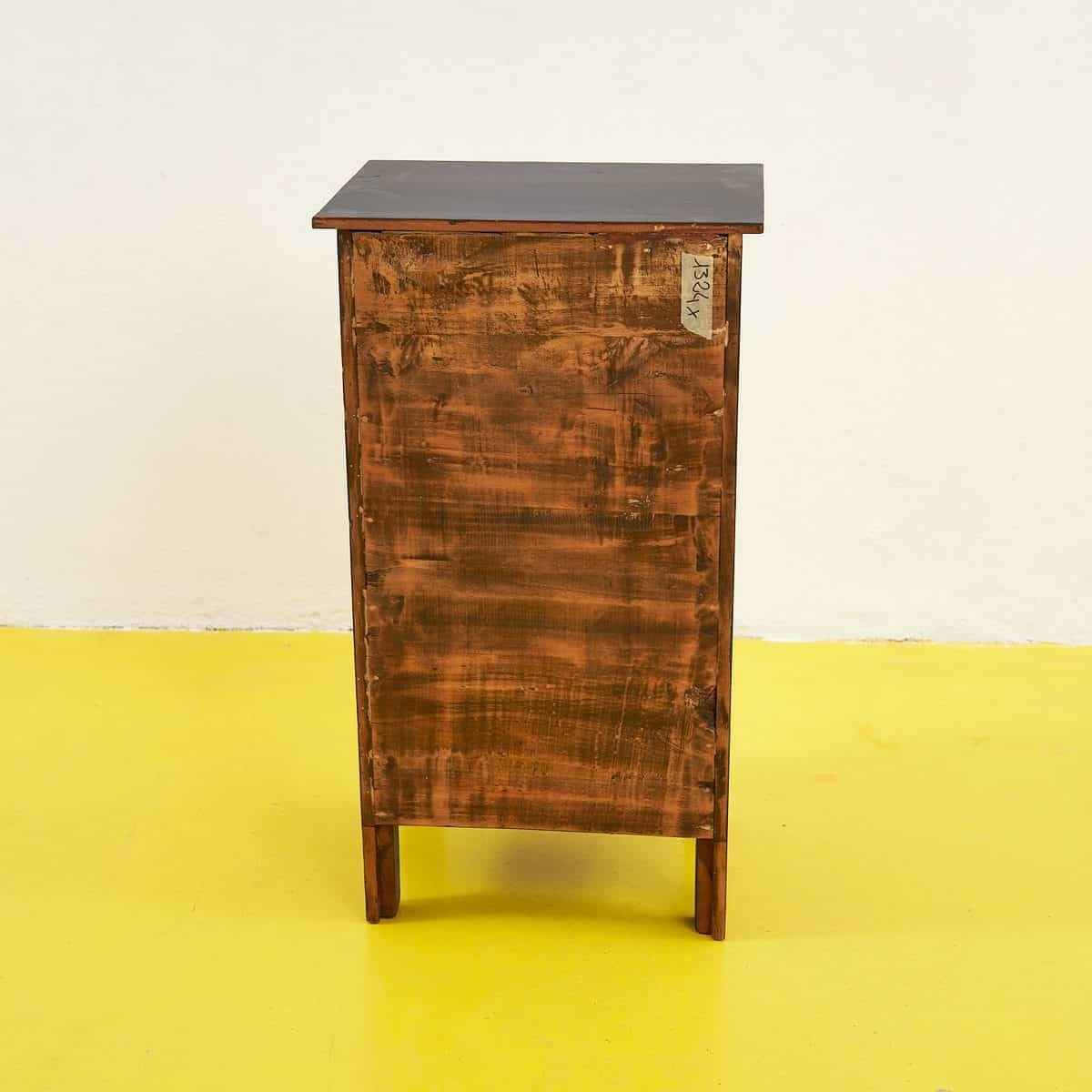 Elegante zwarte houten nachtkastje met gouden details photo buy