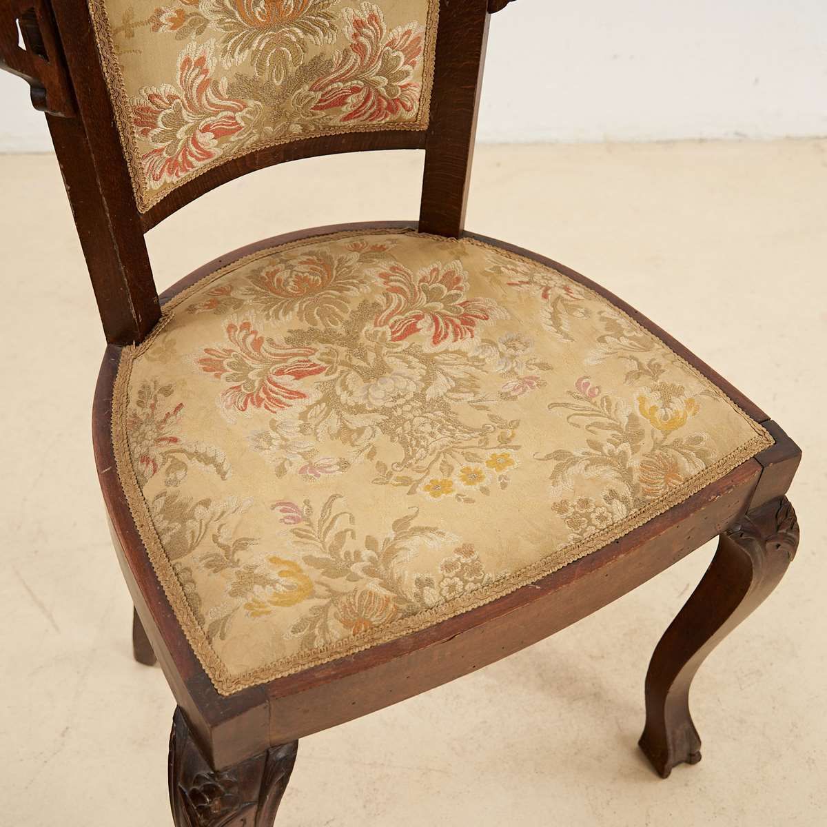Stoel Uit Het Einde Van De 19e Eeuw / Begin 20e Eeuw Met Fijne Damast Bekleding Met Bloemmotief photo furniture