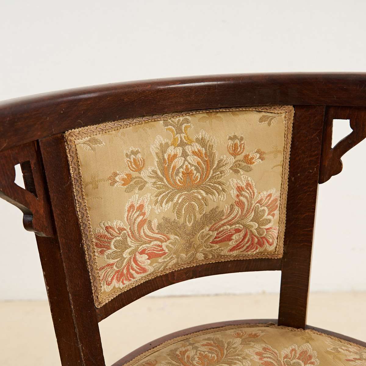 Stoel Uit Het Einde Van De 19e Eeuw / Begin 20e Eeuw Met Fijne Damast Bekleding Met Bloemmotief photo for sale