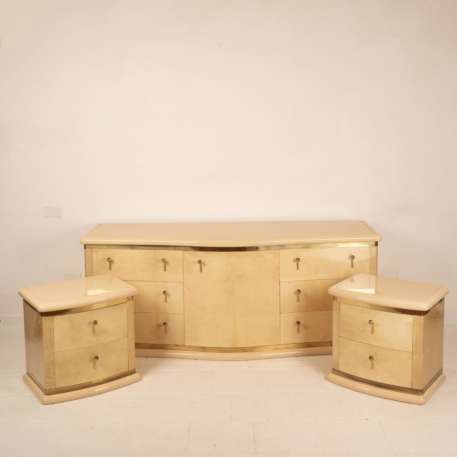 photo vintage Curved Parchment Cabinet "Neptune" By Luciano Frigerio For Frigerio Di Desio