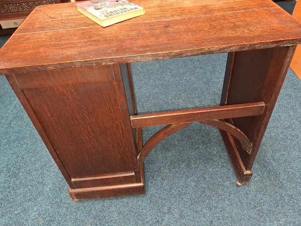 photo vintage Antique Oak Childs Writing Desk With Knee Hole On Casters Lots Of Patina
