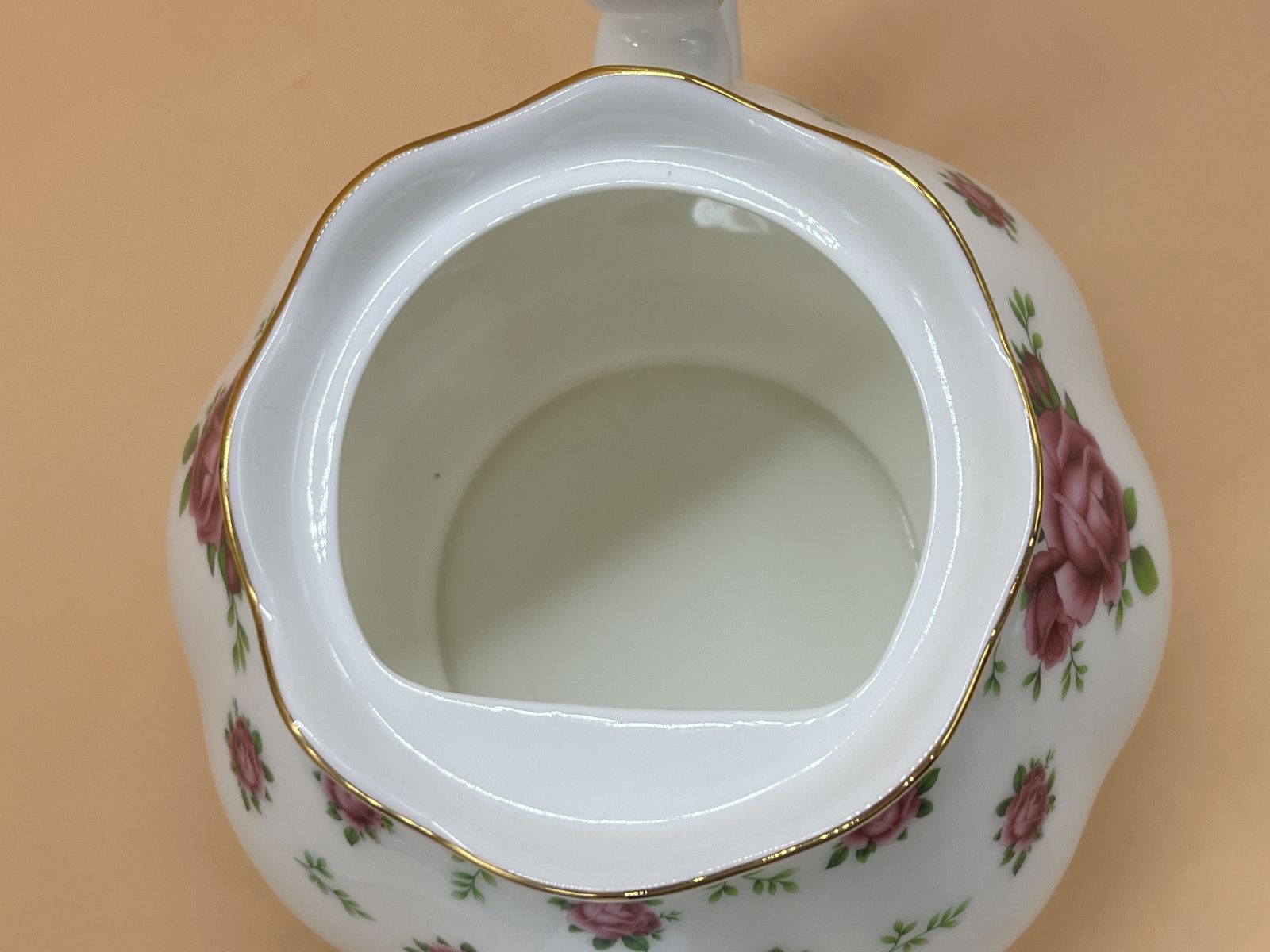 Large Royal Albert China New Country Roses Design 2.2 Pint Capacity Teapot. photo vinterior