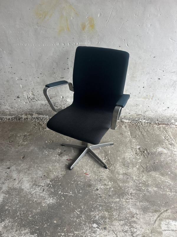 Model Oxford Swivel Chair By Arne Jacobsen For Fritz Hansen, 1970s photo vinterior