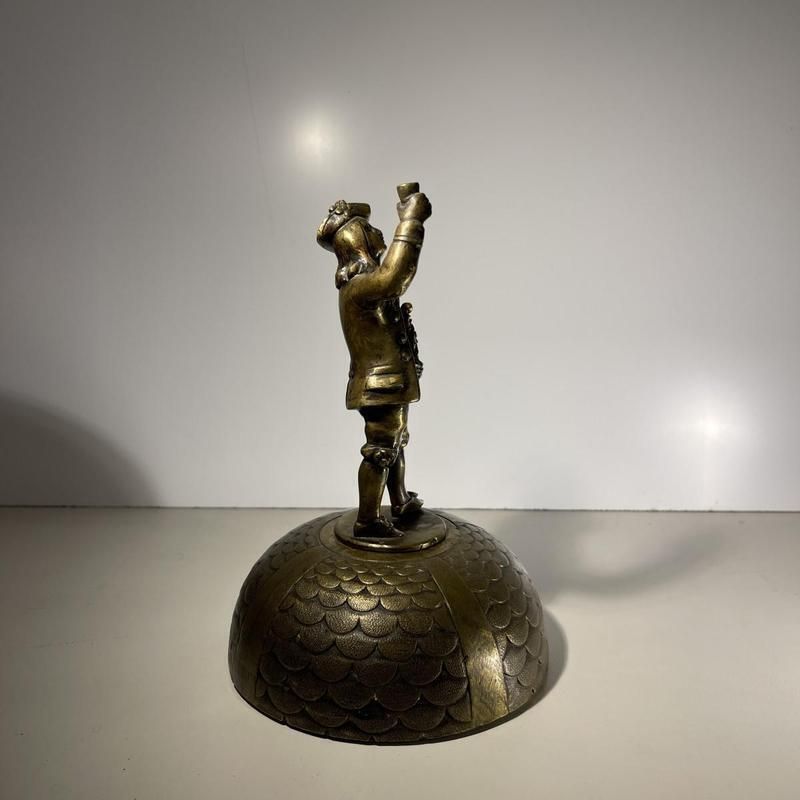 photo vinterior Bureaubel Met Figurine In Brons Met Eikelvorming Klokkenspel, 19e Eeuw