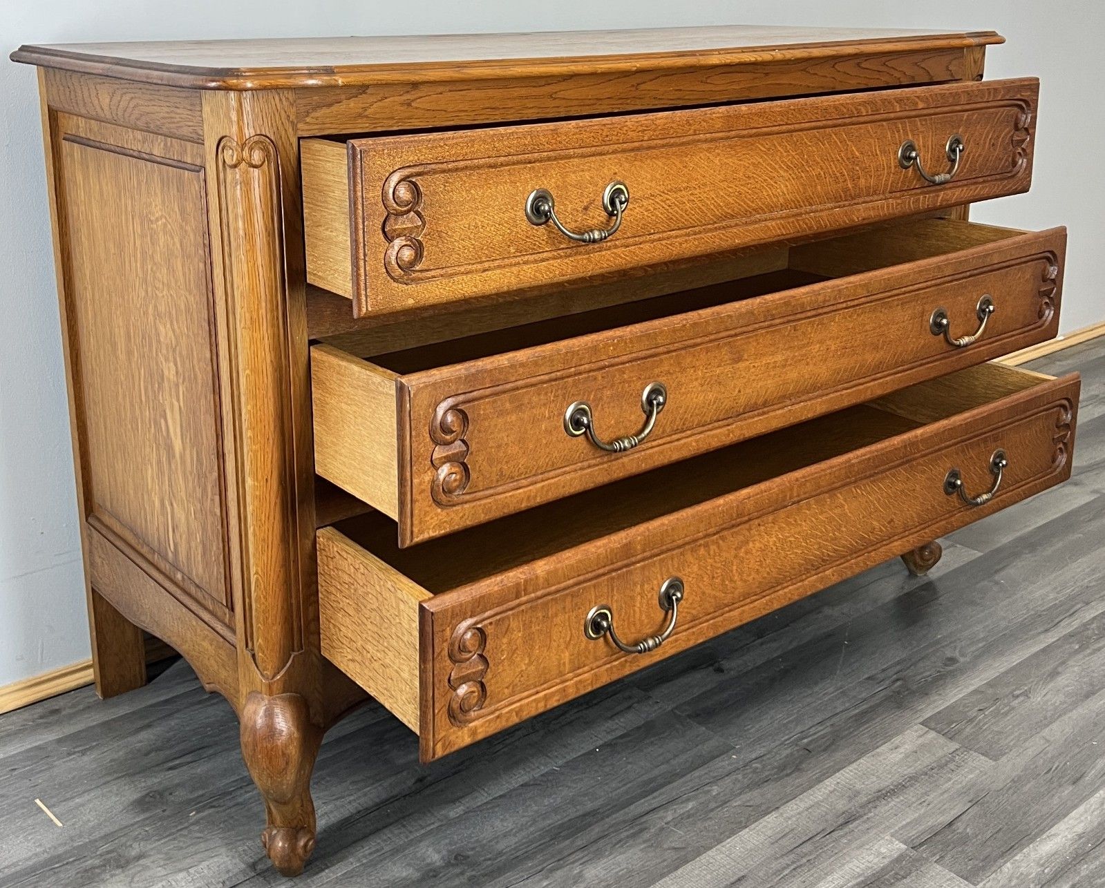 photo vinterior Chest Of Drawers Vintage French Louis Oak 3 Drawers Carved Cabinet Lot 4474
