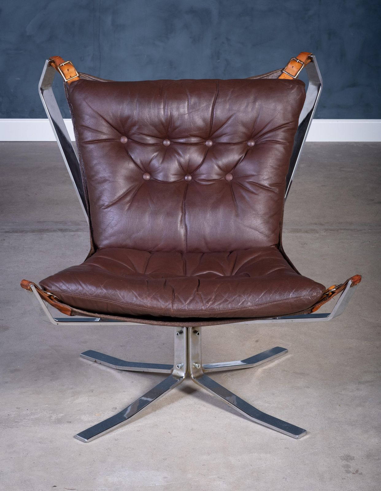 photo furniture Pair Of 'Superstar' Leather Armchairs With Steel Frame, 1970s
