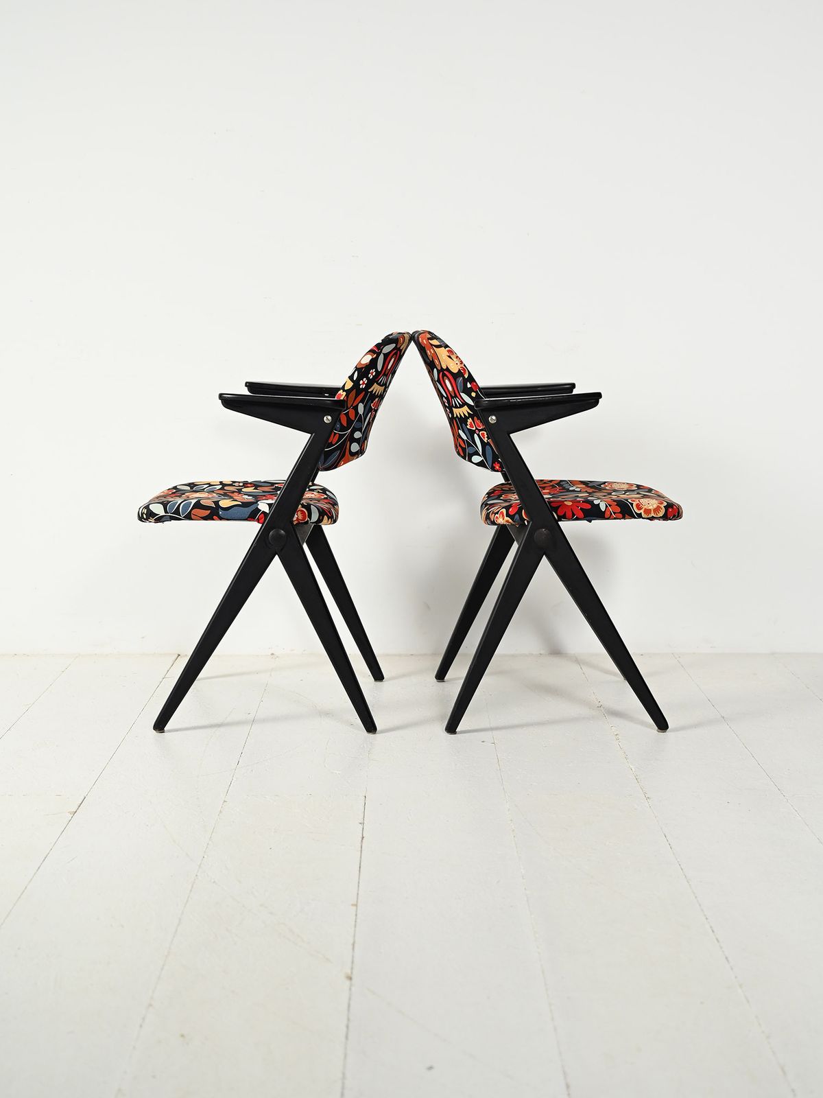 Paar Fauteuils "Triv" Van Bengt Ruda Met Bloemmotief Bekleding