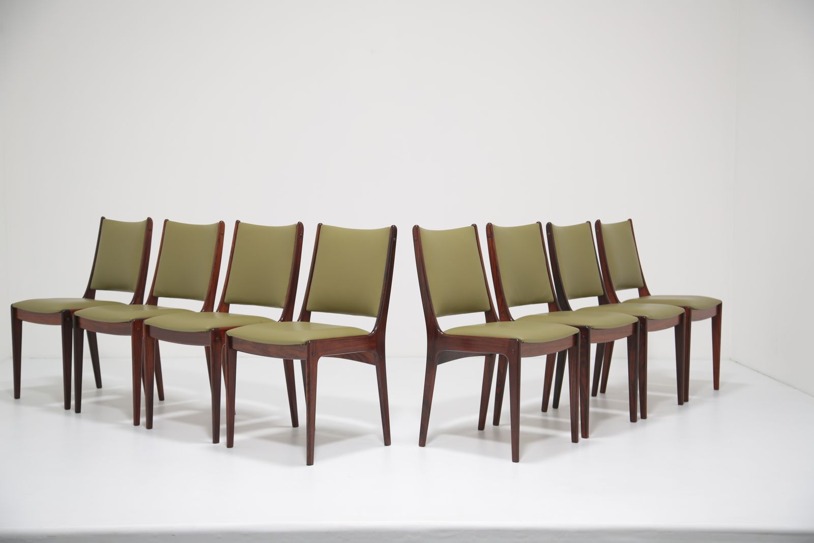 Johannes Andersen ‘Model 10’ Dining Chairs: Set Of 8 In Highly Figured Rosewood For Uldum Møbelfabrik, Denmark, 1960s photo vinterior