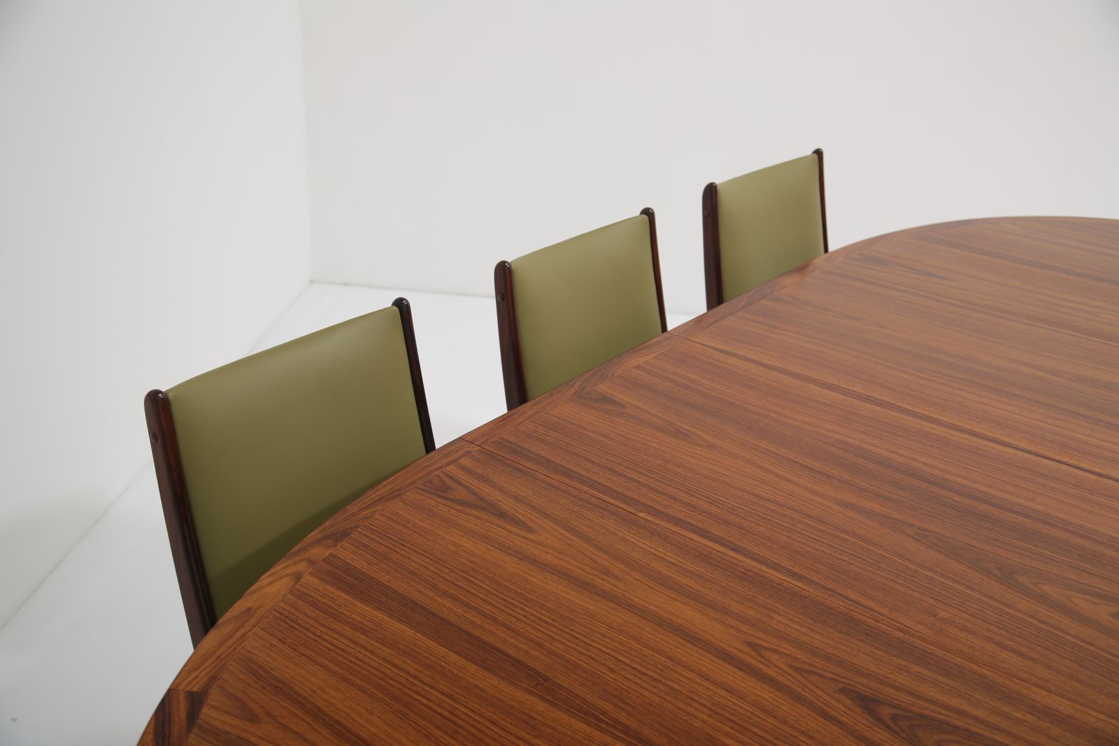 photo vintage Johannes Andersen ‘Model 10’ Dining Chairs: Set Of 8 In Highly Figured Rosewood For Uldum Møbelfabrik, Denmark, 1960s