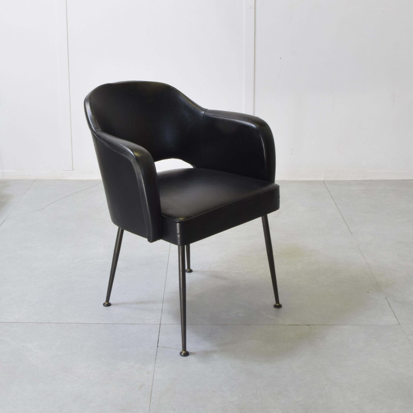 Eero Saarinen In The Manner Armchairs In Sky 1960s. photo vinterior