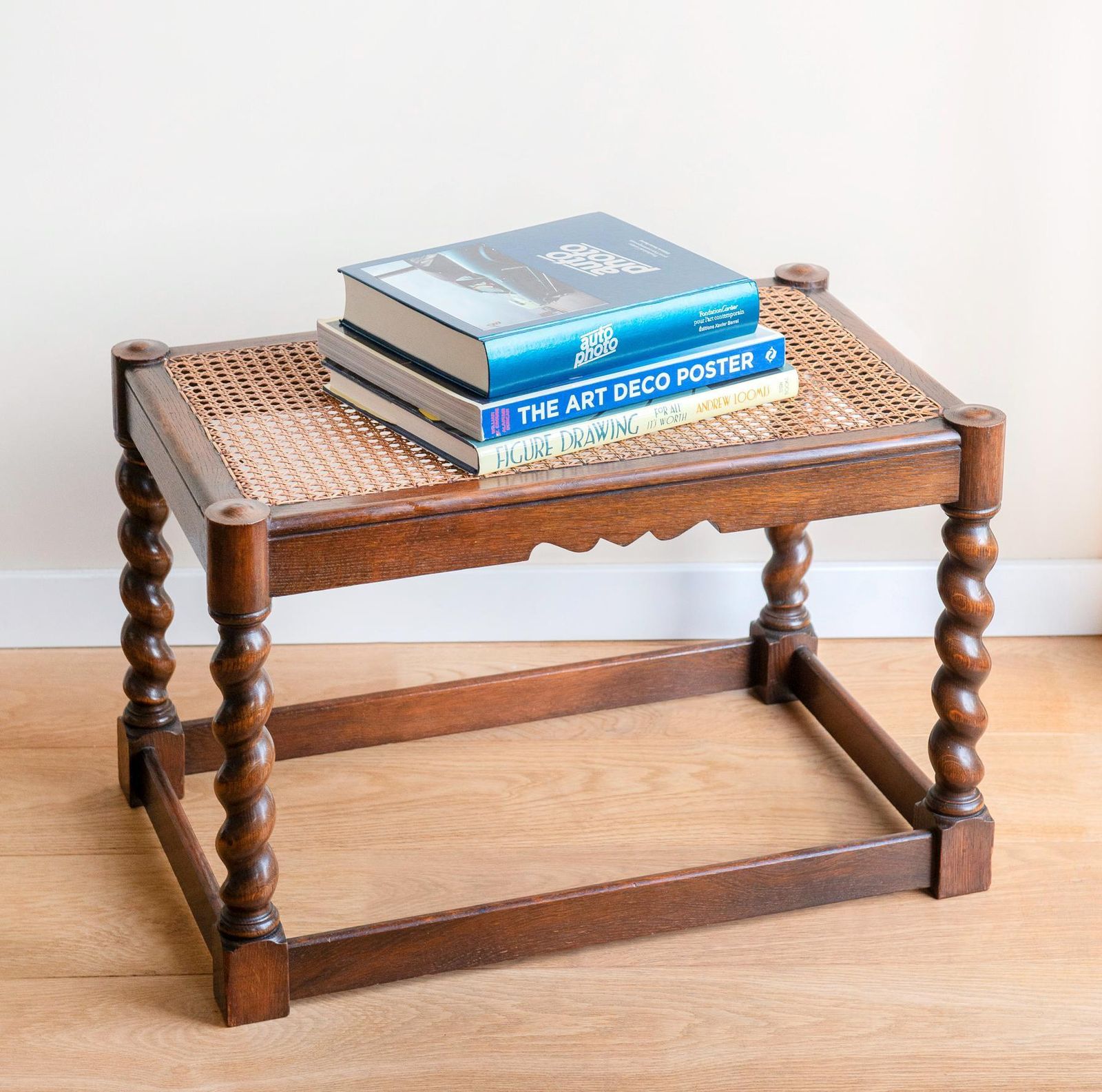 Rustieke Eikenhouten Bank Met Rieten Zitting – Handgemaakt Nederlands Accentstuk Uit De Jaren 1930 – Donkerbruin Gevlochten Kruk – Barley Twist Vintage Woondecoratie photo furniture