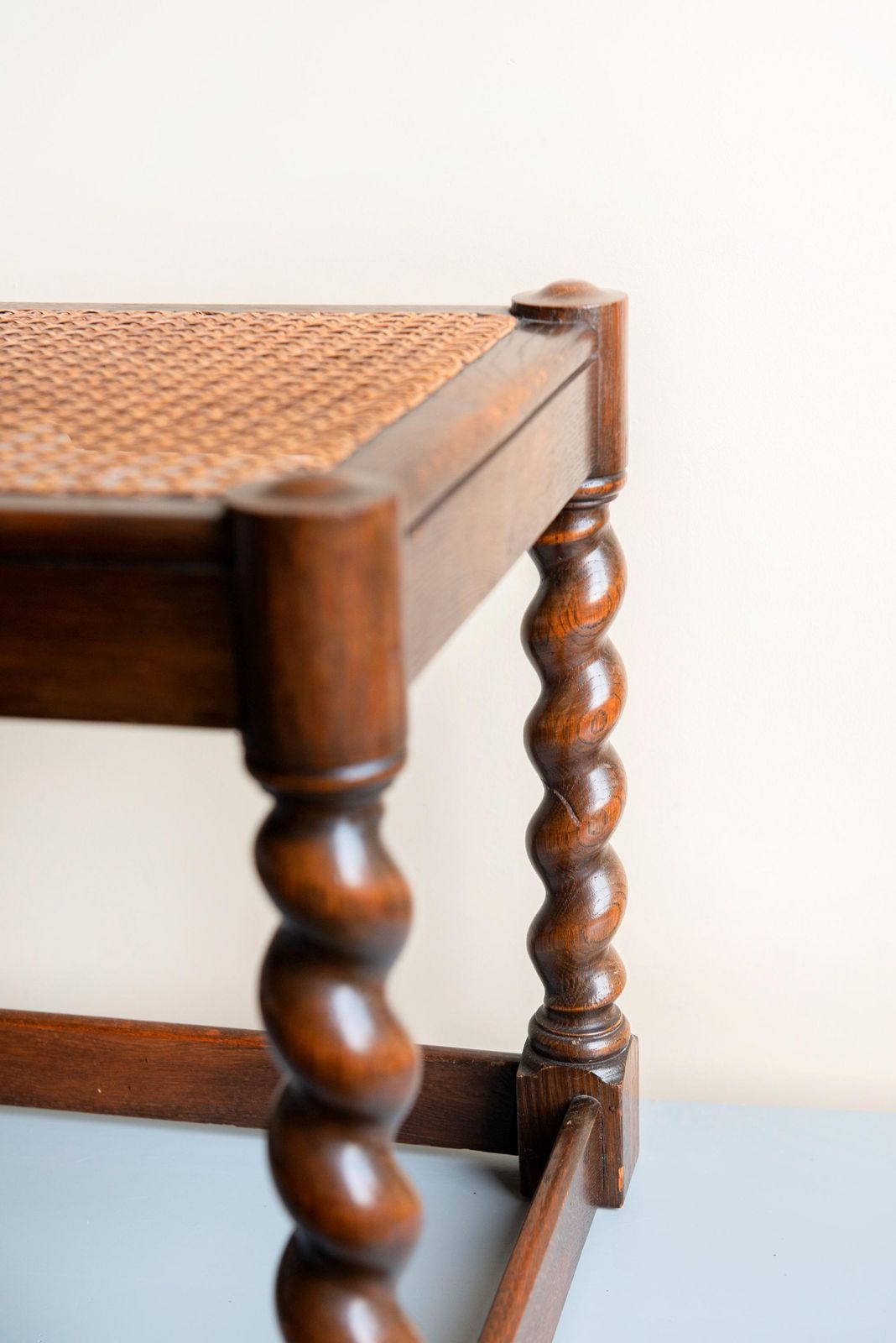 Rustieke Eikenhouten Bank Met Rieten Zitting – Handgemaakt Nederlands Accentstuk Uit De Jaren 1930 – Donkerbruin Gevlochten Kruk – Barley Twist Vintage Woondecoratie photo vinterior