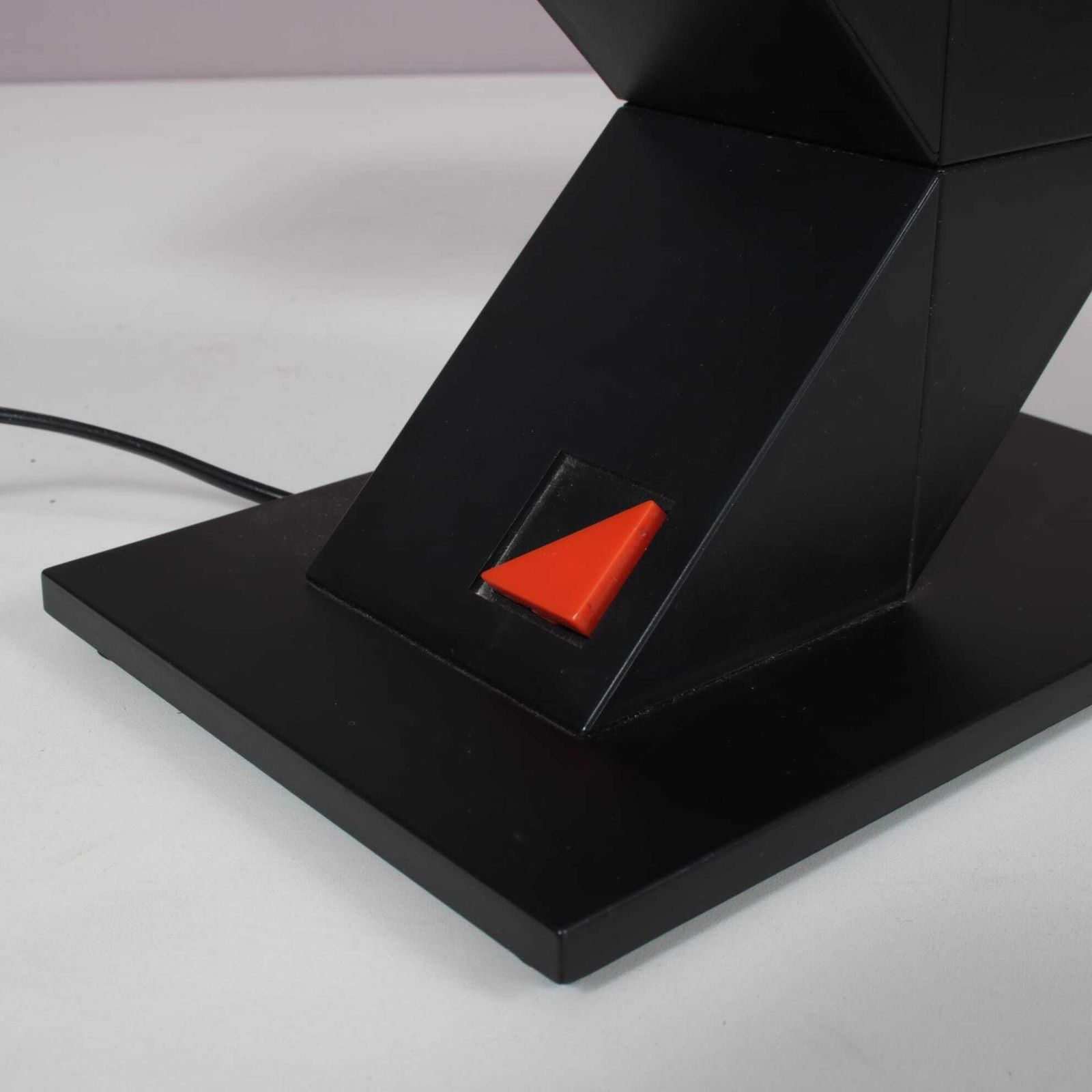 photo vintage 1980s “Zig Zag” Desk Lamp By Shui L. D. Chan For New Horizons, Hong Kong