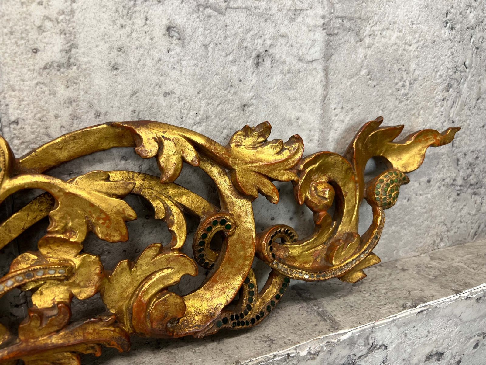1885.0 18th Century Burmese Water Gilded And Coloured Glass Door Surround photo