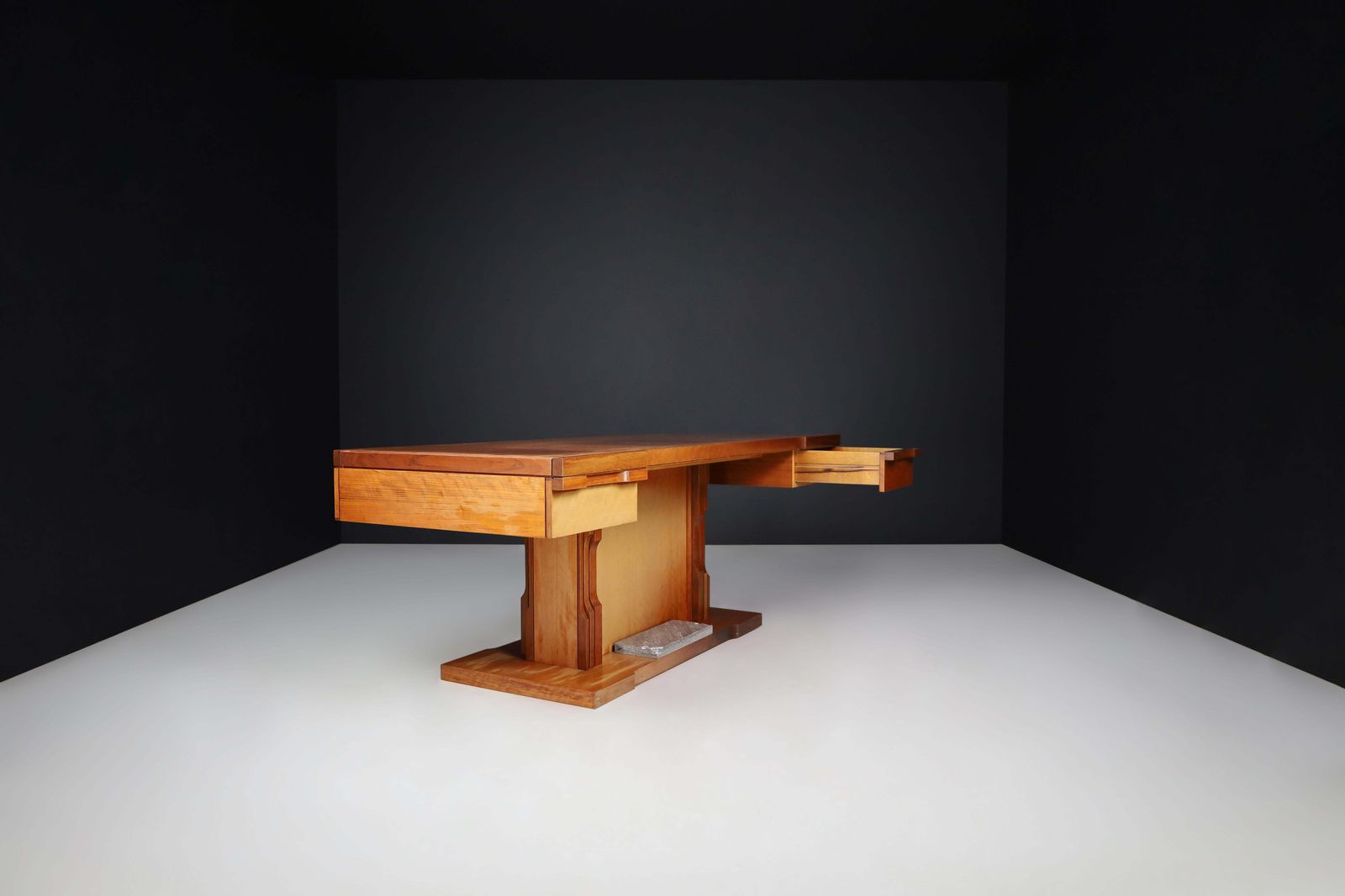 photo vintage Luciano Frigerio Presidential Writing Desk In Walnut, Italy 1970s