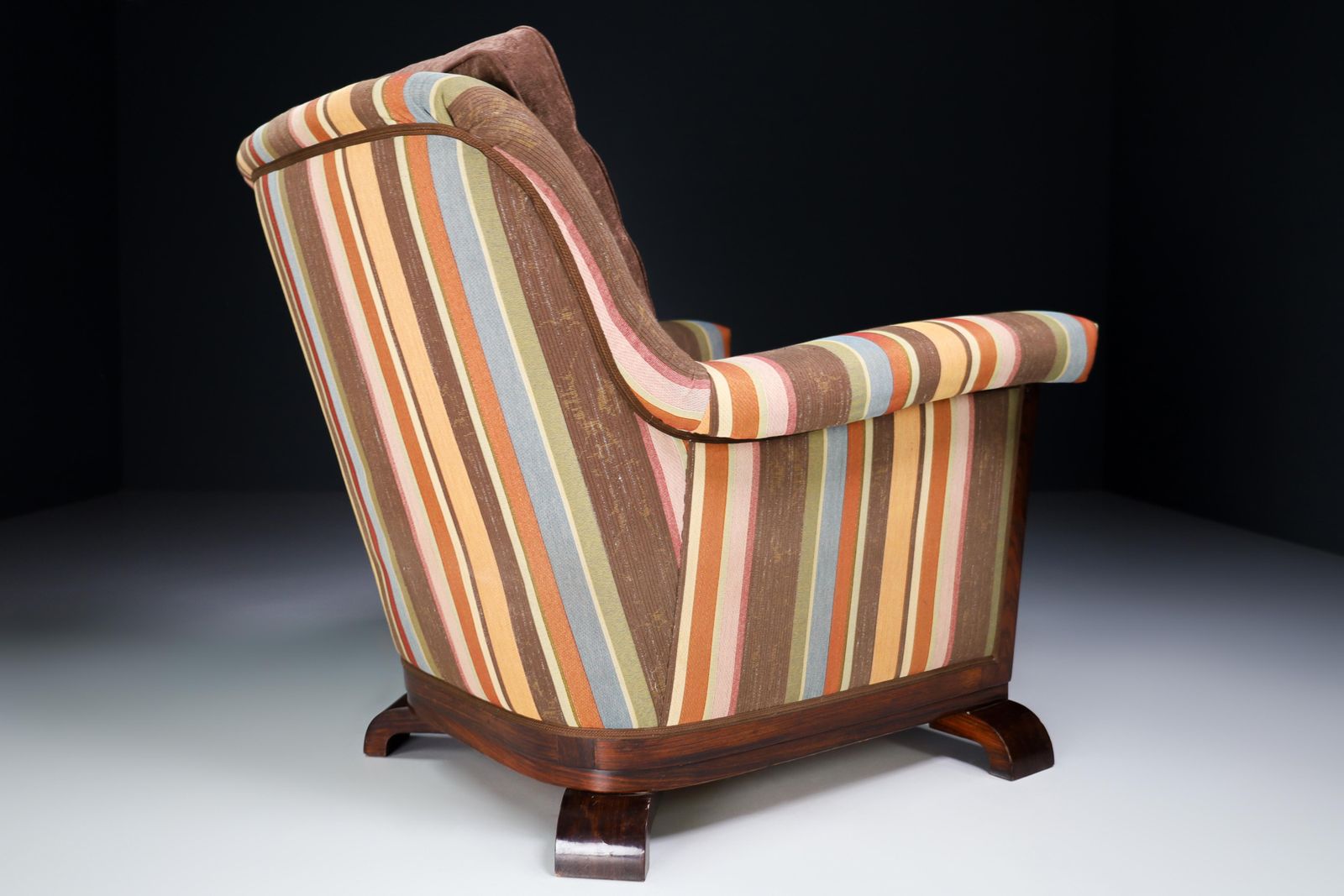 photo furniture Large Monumental Art Deco Armchair In Walnut And Re Upholstered Fabric, France