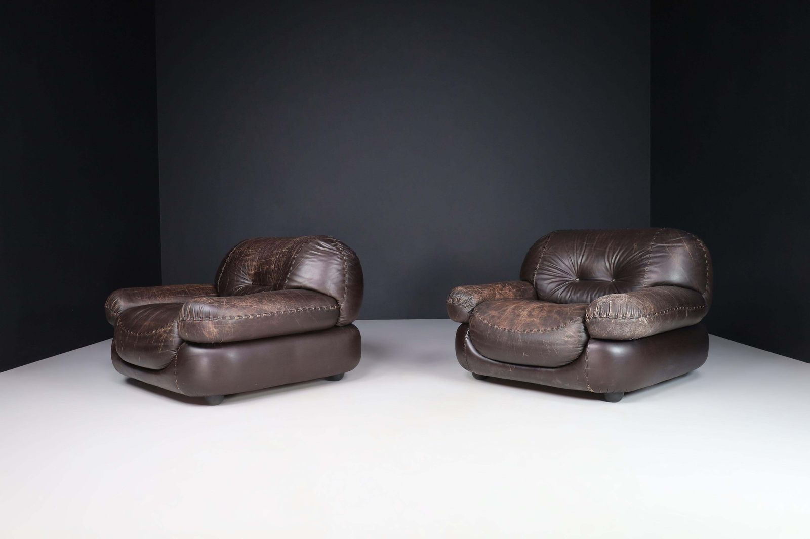 photo furniture Couple Of Lounge Chairs In Patinated Brown Leather By Sapporo For Mobil Girgi