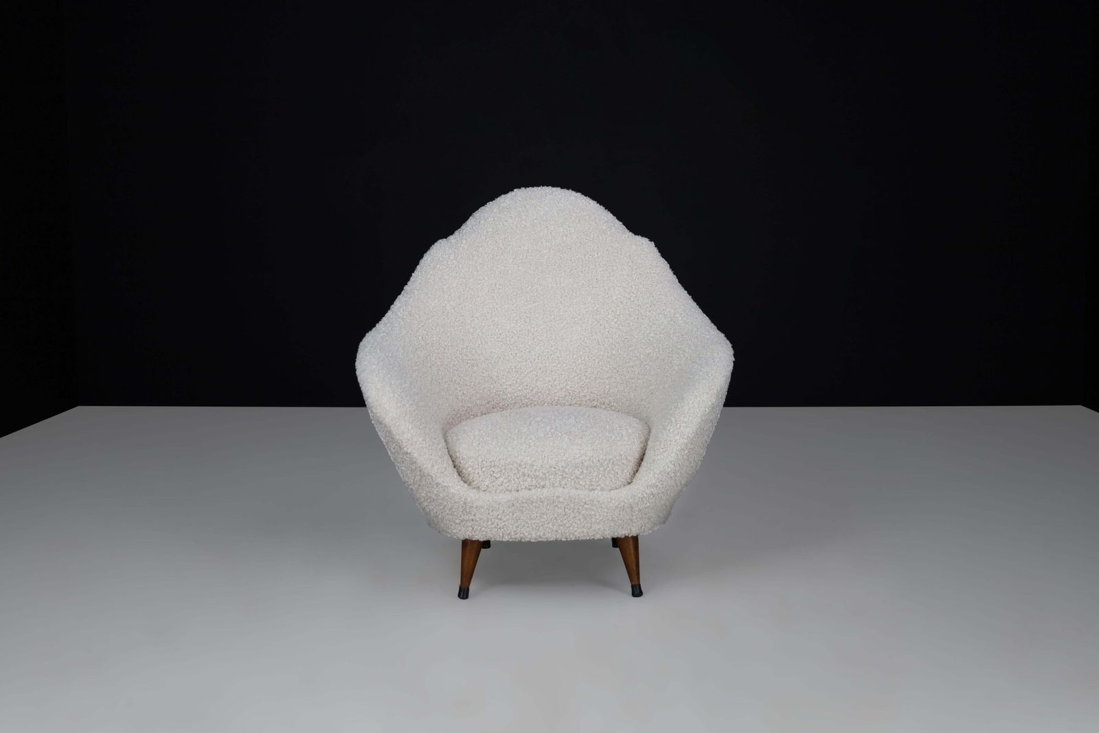 photo vinterior Federico Munari Lounge Chairs With Conical Feet And Teddy Upholstery, Italy 1940