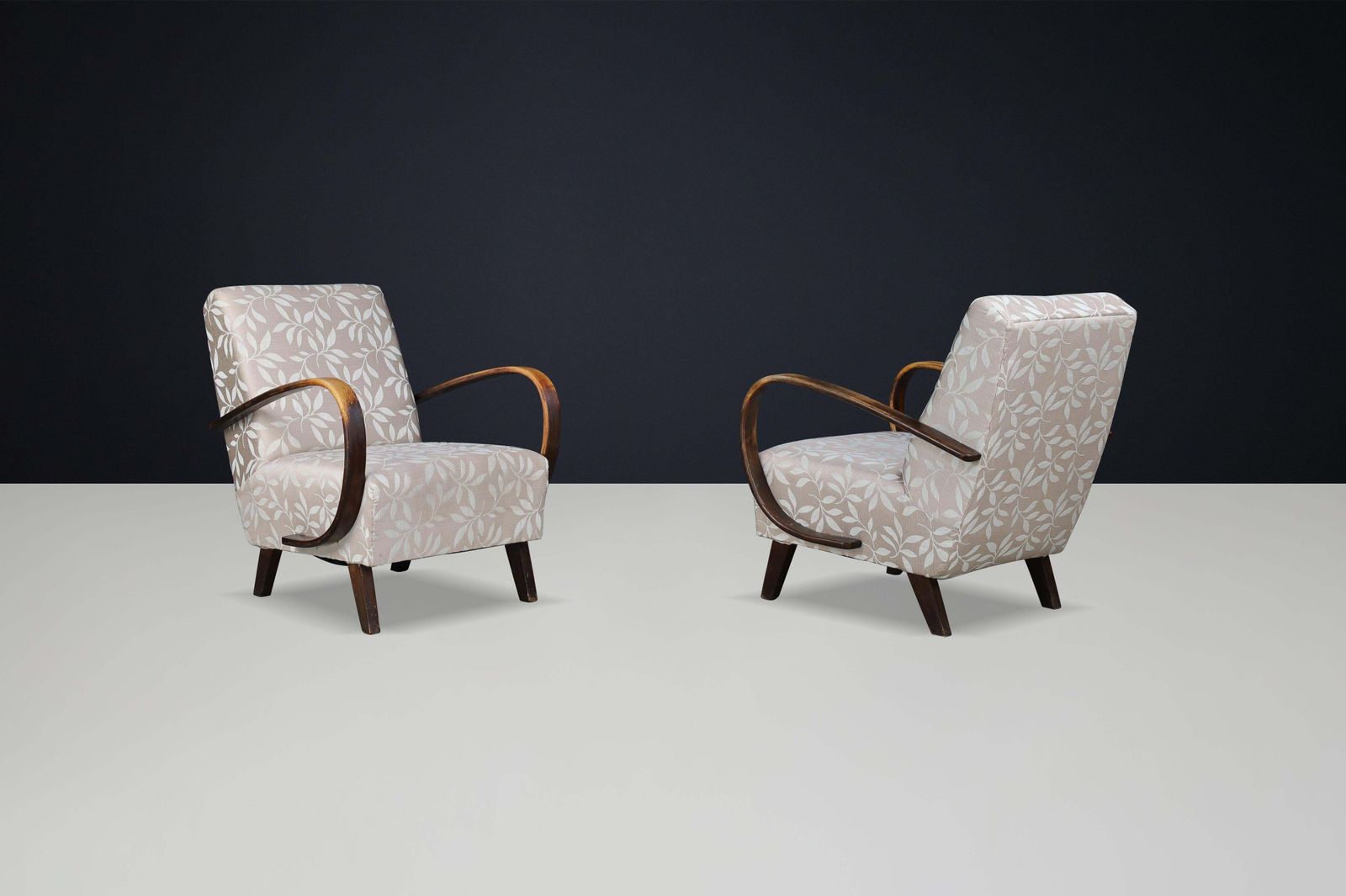 Pair Of 1940s Jindřich Halabala Bentwood Lounge Chairs With Original Upholstery photo vinterior