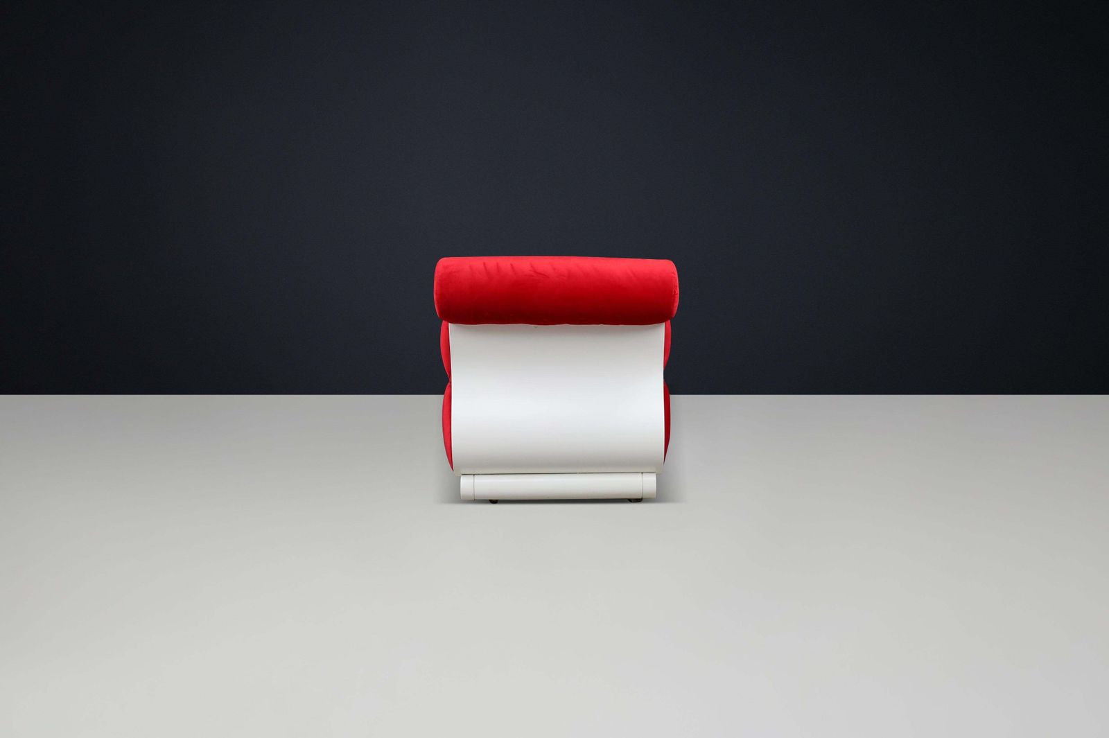 photo furniture Sculptural Wave Lounge Chair In Original Red Velour With White Molded Base, 1970