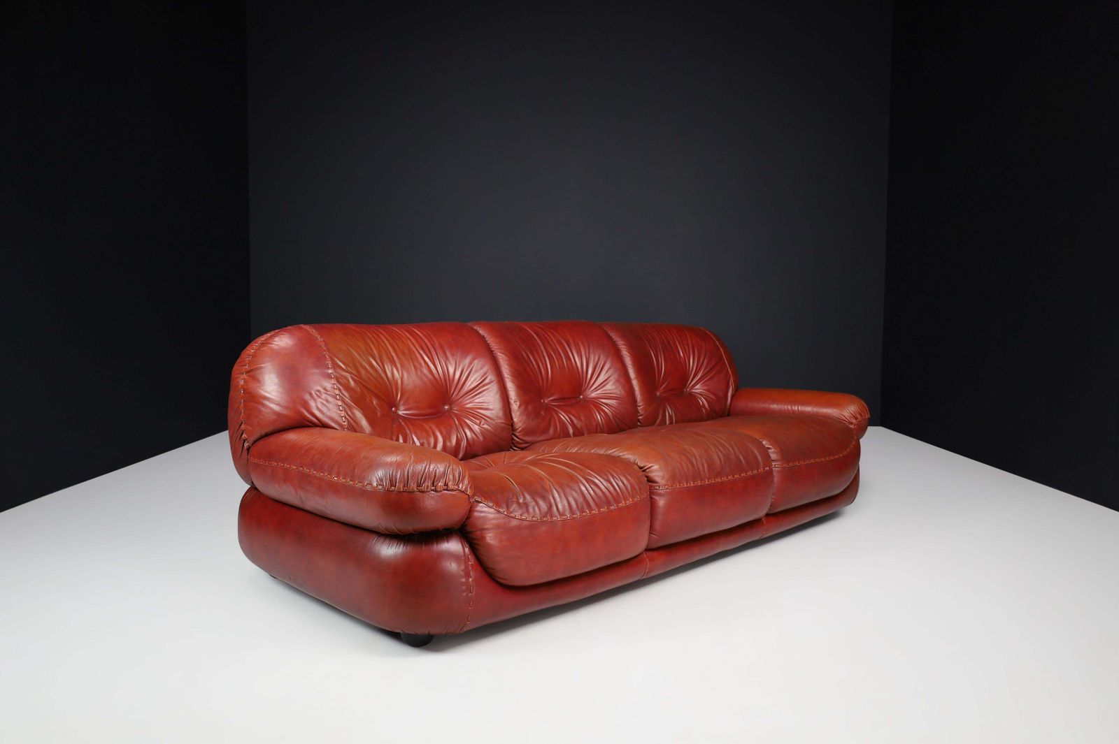 Large Lounge Sofa In Bordeaux Leather By Sapporo For Mobil Girgi, Italy, 1970 photo for sale