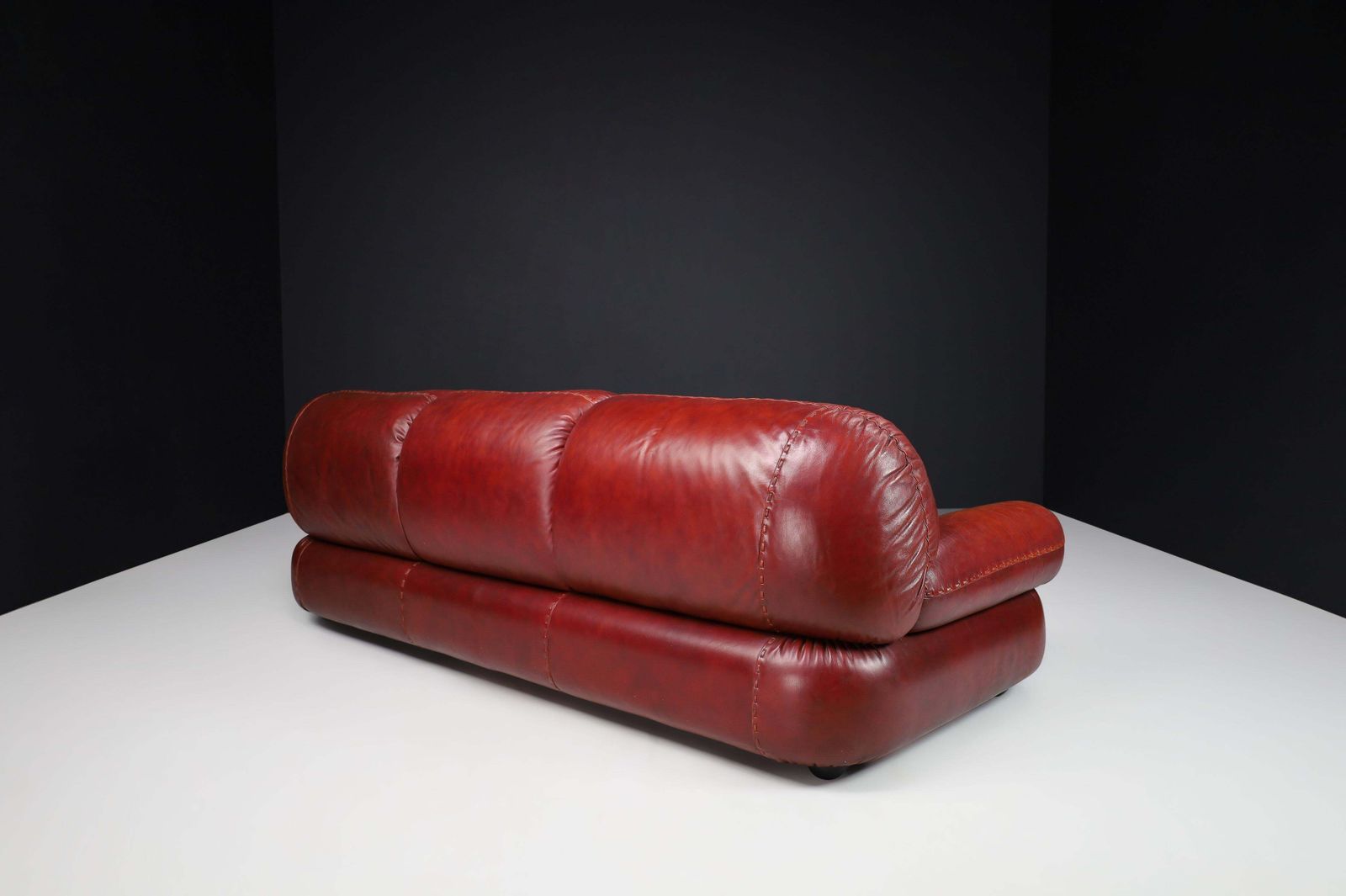 Large Lounge Sofa In Bordeaux Leather By Sapporo For Mobil Girgi, Italy, 1970 photo buy