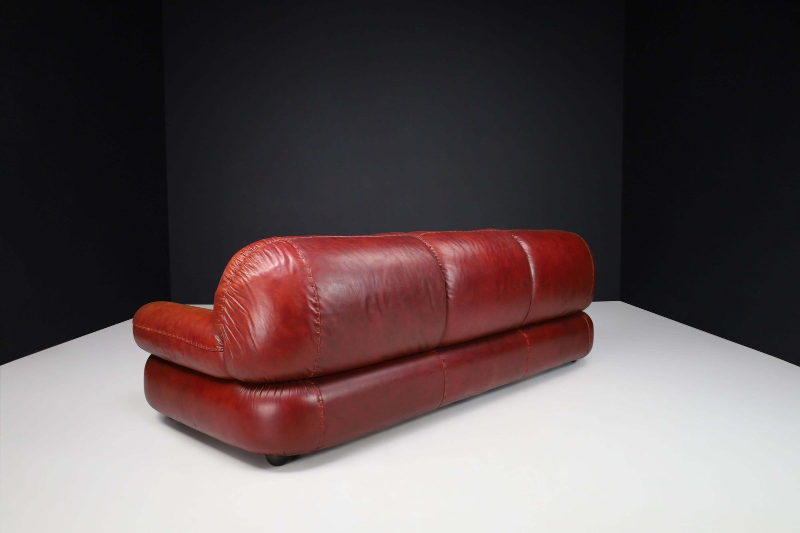 Large Lounge Sofa In Bordeaux Leather By Sapporo For Mobil Girgi, Italy, 1970 photo vintage