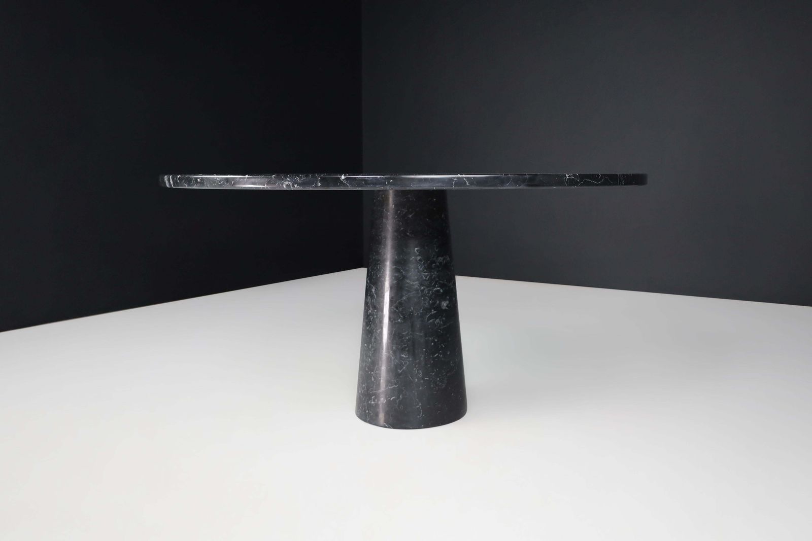 19206.0 Angelo Mangiarotti For Skipper 'Eros' Round Dining Table In Marquina Marble photo