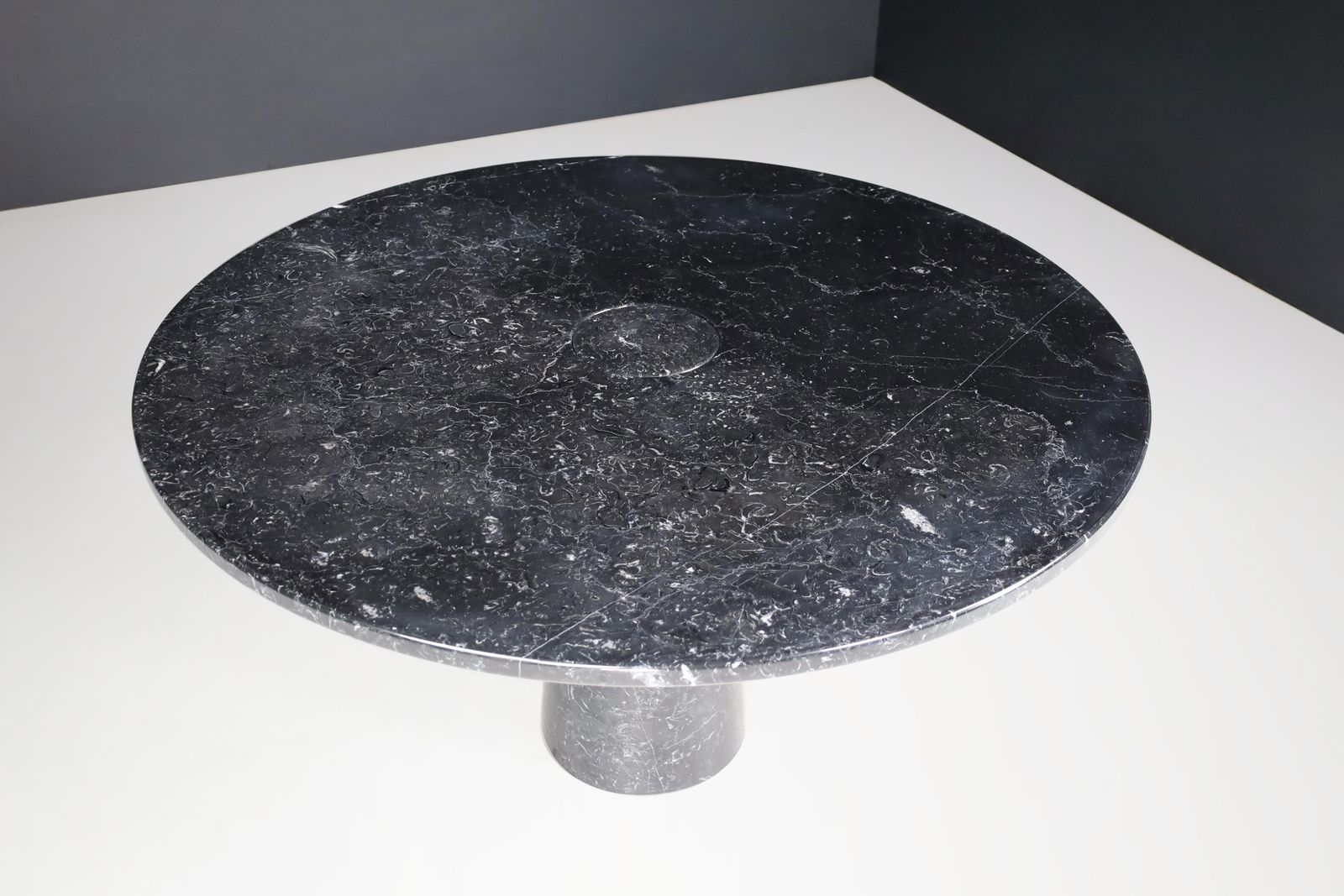 photo vintage Angelo Mangiarotti For Skipper 'Eros' Round Dining Table In Marquina Marble