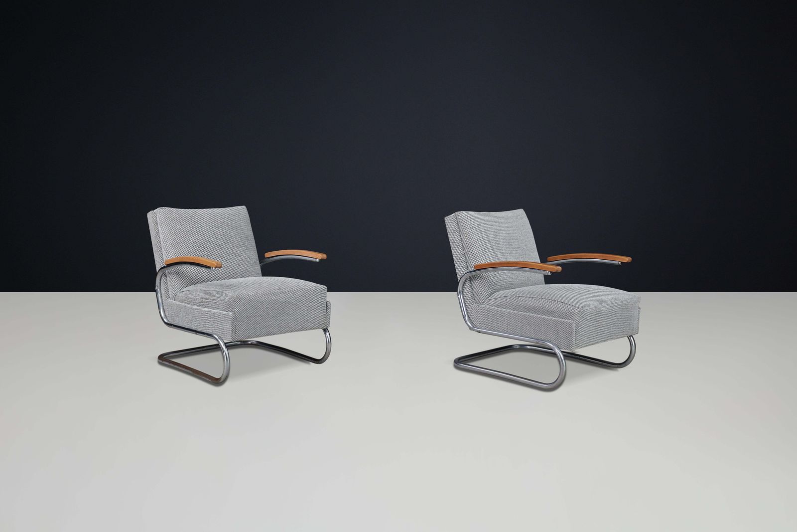 photo furniture Pair Of Reupholstered Bauhaus Thonet Cantilever Armchairs In Tubular Steel, 1935