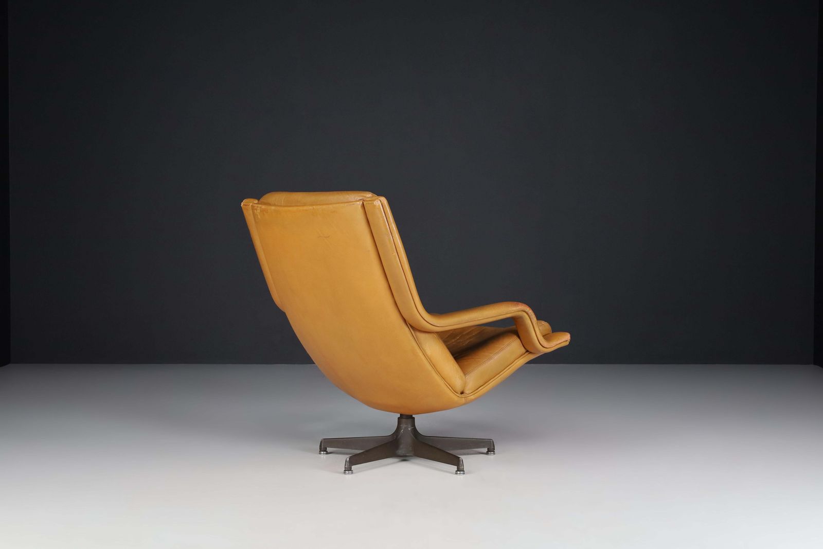 Geoffrey Harcourt Patinated Cognac Leather Swivel Lounge Chair, The Netherlands photo 1439.0