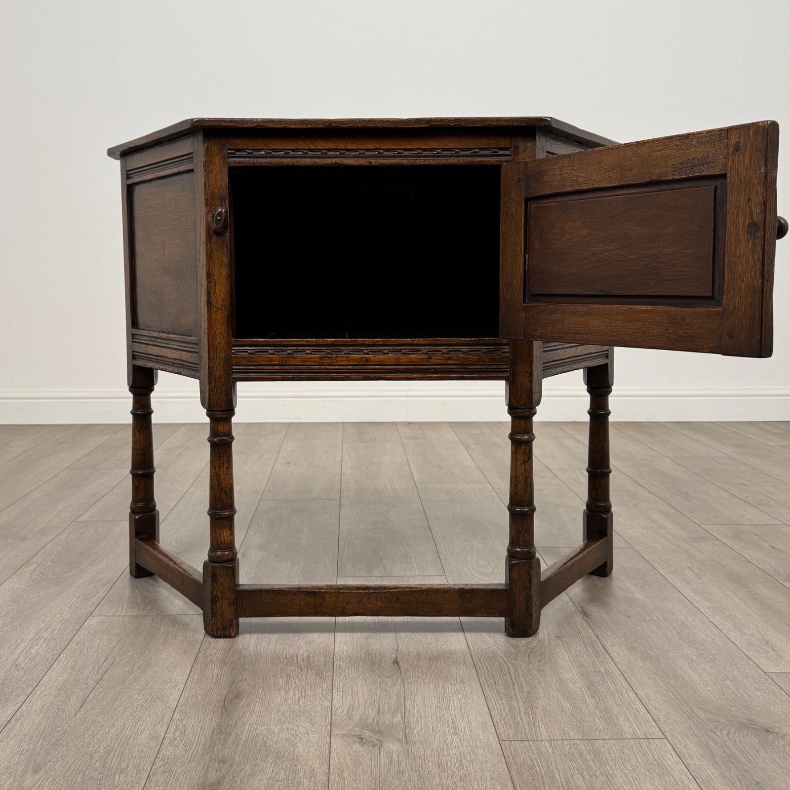Antique 20th Century Good Quality Cupboard In Oak