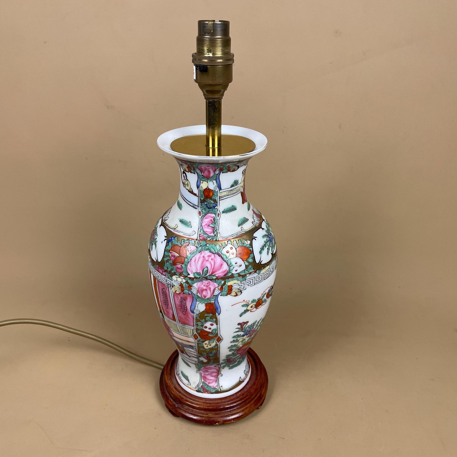 Oriental Ceramic Lamp Light Bedside Table Hand Painted Design Pattern Wood Base Chinese Vase Antique Brass Vintage Ginger Jar White photo furniture