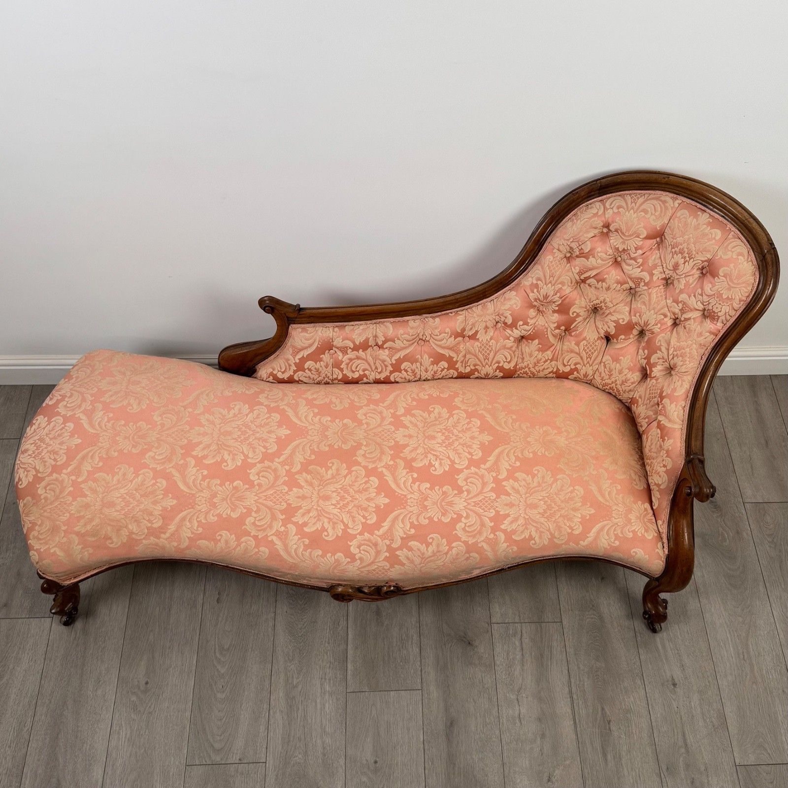 photo furniture Antique 19th Century Fine Quality Chaise Lounge In Mahogany