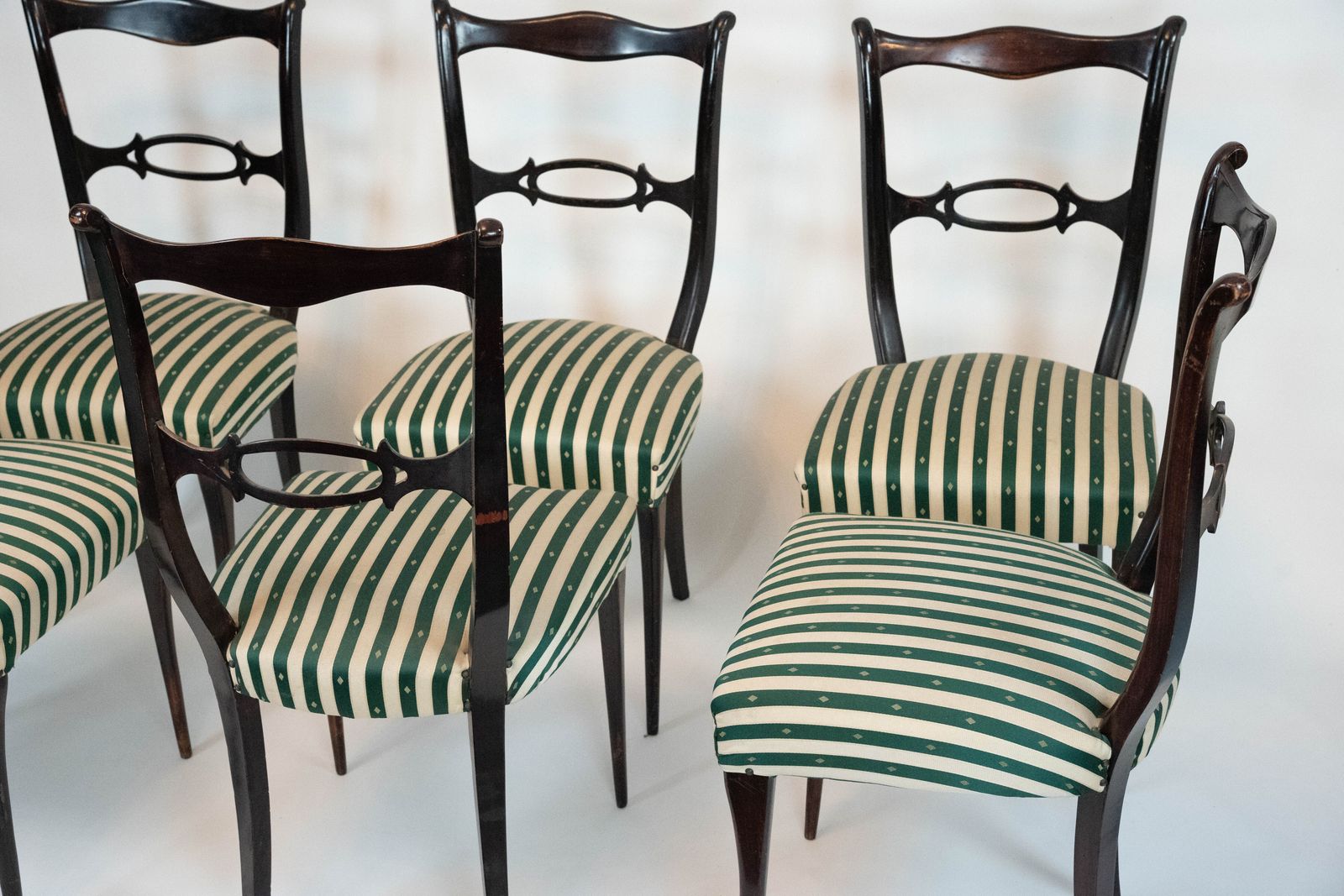 photo vintage Mid Century Set Of Six Dining Chairs Attributed To Paolo Buffa. Italy 1950s