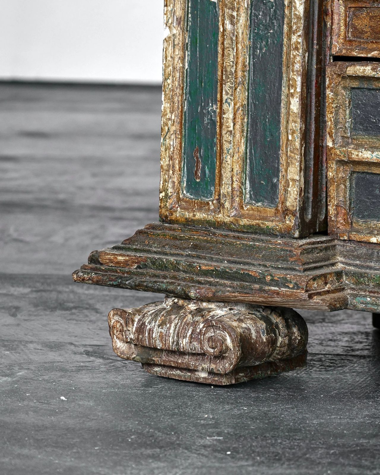 photo furniture Early 18th C. Spanish Gilded & Painted Chest Of Drawers