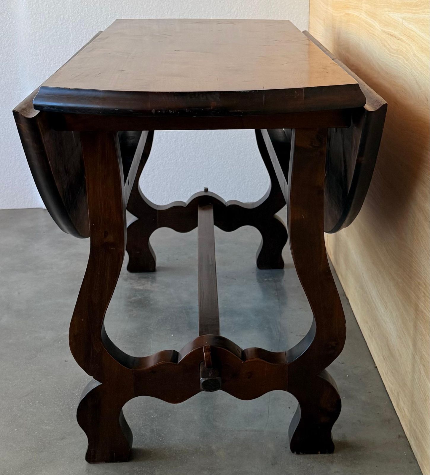 Table pliante espagnole du XXe siècle en noyer, plateau rond et pieds en lyre photo vinterior